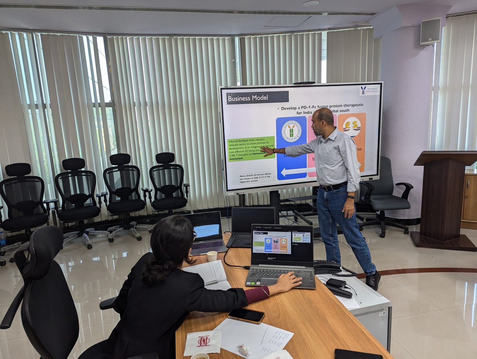 Mehak Gupta of the Prologue design team giving pitch deck inputs to a founder at the Manipal bootcamp